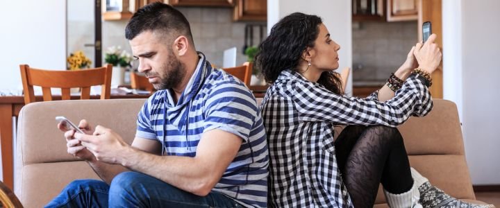 Couple having problems, using smart phones
